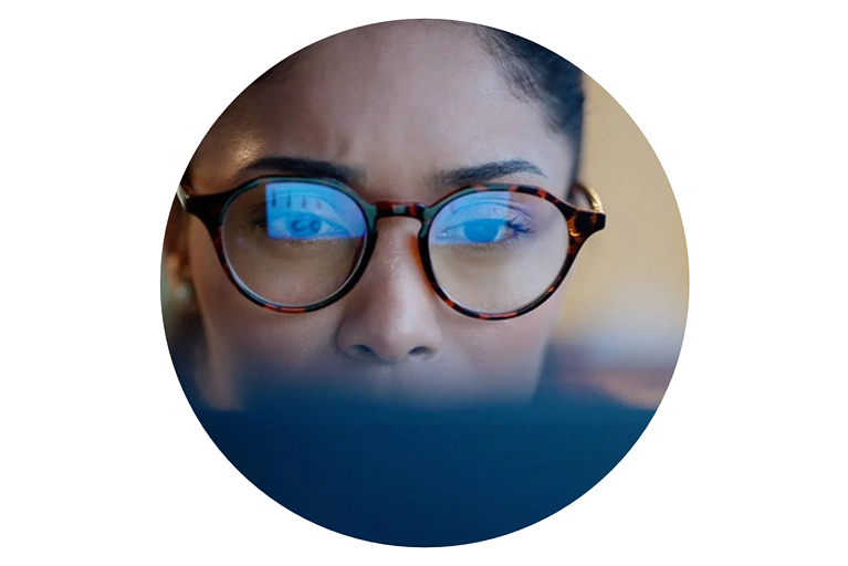 Lunettes anti-lumière bleue : sont-elles utiles pour les yeux ?